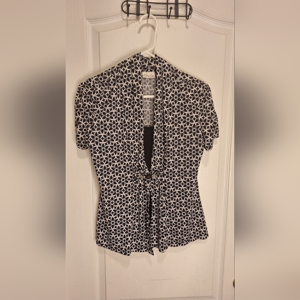 KIM ROGERS PETITE/ SIZE : PM/BLACK AND WHITE SHORT SLEEVE BLOUSE